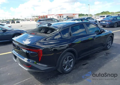 2025 Kia K4 Lxs z USA, uszkodzony, nr VIN 3KPFT4DE1SE009699